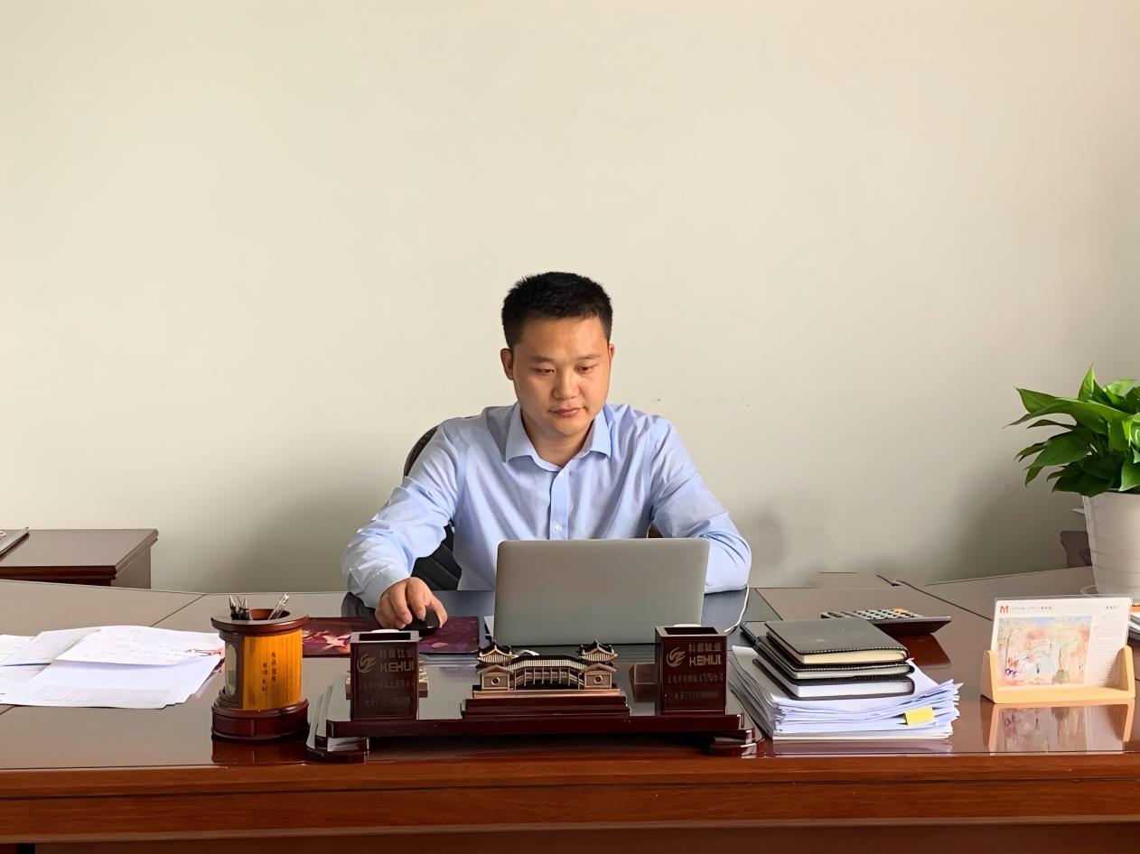 我公司總經(jīng)理熊自強(qiáng)被評(píng)為“隨州市勞動(dòng)模范和先進(jìn)工作者”