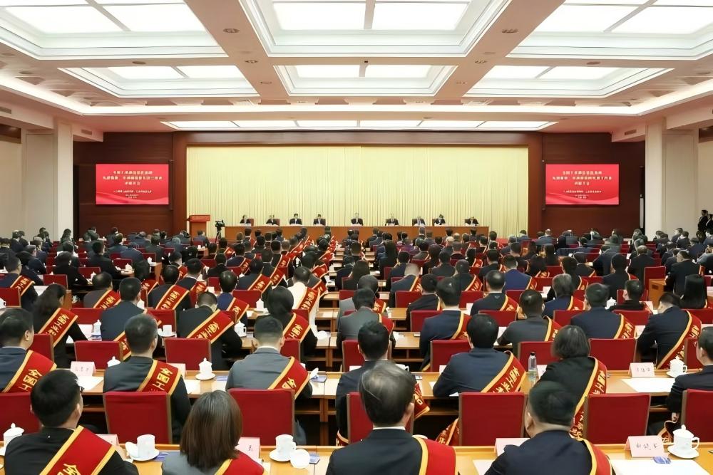 喜報(bào)！董事長(zhǎng)熊俊杰榮獲“全國(guó)工業(yè)和信息化系統(tǒng)勞動(dòng)模范”稱號(hào)！
